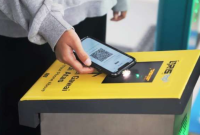 Calon penumpang menempelkan ponsel ke mesin pemindai untuk membayar kereta Moda Raya Terpadu (MRT) di Stasiun MRT Bundaran HI, Jakarta, Jumat (14/3/2025).