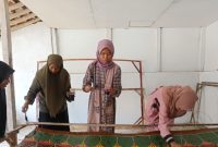 Beberapa anak perempuan tengah belajar batik tulis kontemporer di Paneka Batik. (koranpublik.id/istimewa)