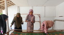 Beberapa anak perempuan tengah belajar batik tulis kontemporer di Paneka Batik. (koranpublik.id/istimewa)
