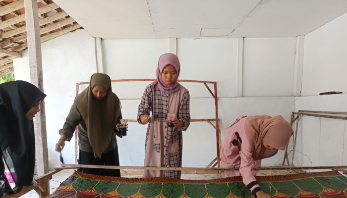 Beberapa anak perempuan tengah belajar batik tulis kontemporer di Paneka Batik. (koranpublik.id/istimewa)