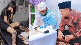 Foto ilustrasi perempuan bertato (kiri), Tokoh agama KH. Ad-dailamy bersama Kades Joni Junaidi