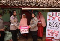Kabag SDM Polres Sumenep AKP Widiarti, S.H. memimpin jajaran Polwan dalam kegiatan bakti sosial di Kabupaten Sumenep.