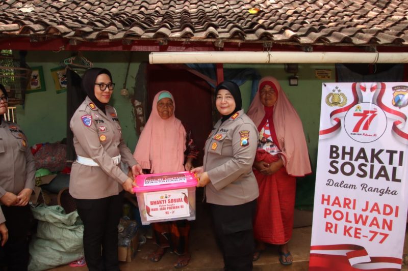 Kabag SDM Polres Sumenep AKP Widiarti, S.H. memimpin jajaran Polwan dalam kegiatan bakti sosial di Kabupaten Sumenep.