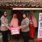 Kabag SDM Polres Sumenep AKP Widiarti, S.H. memimpin jajaran Polwan dalam kegiatan bakti sosial di Kabupaten Sumenep.