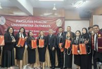 Yessy Praneda (tengah) tersenyum bangga saat menerima surat kelulusan Sarjana Hukum dari Universitas Jayabaya. Momen ini menjadi saksi bahwa semangat belajar tidak pernah mengenal batas usia dan kesibukan.