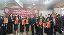 Yessy Praneda (tengah) tersenyum bangga saat menerima surat kelulusan Sarjana Hukum dari Universitas Jayabaya. Momen ini menjadi saksi bahwa semangat belajar tidak pernah mengenal batas usia dan kesibukan.