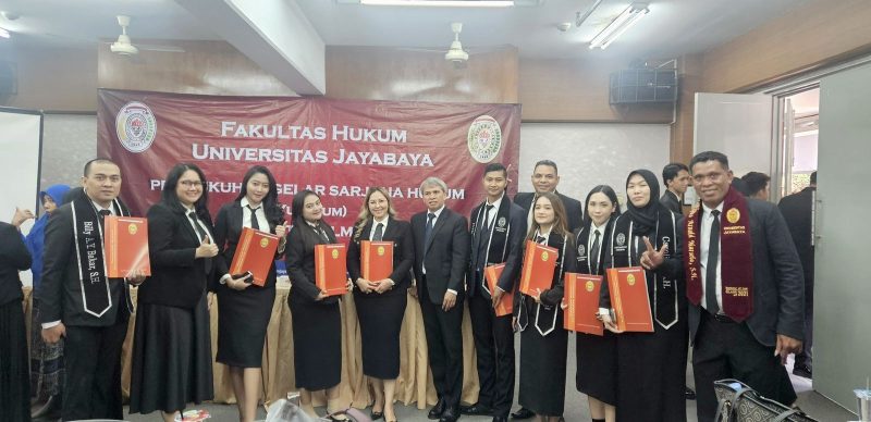 Yessy Praneda (tengah) tersenyum bangga saat menerima surat kelulusan Sarjana Hukum dari Universitas Jayabaya. Momen ini menjadi saksi bahwa semangat belajar tidak pernah mengenal batas usia dan kesibukan.