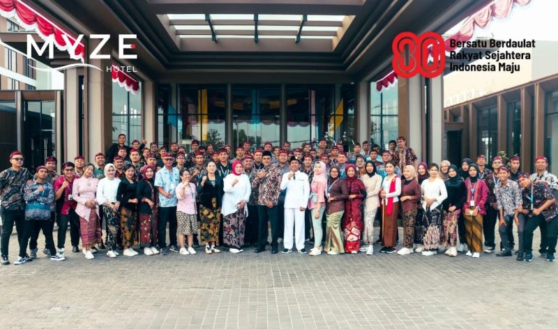 Foto bersama seluruh tim MYZE Hotel Sumenep di depan lobby hotel, merayakan HUT RI ke-80 dan keseruan rangkaian lomba serta Night Market.
