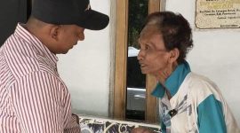 Bani Insan Peduli menyerahkan kunci rumah baru bagi Zainuddin, warga lansia yang selama dua tahun menempati gubuk reot