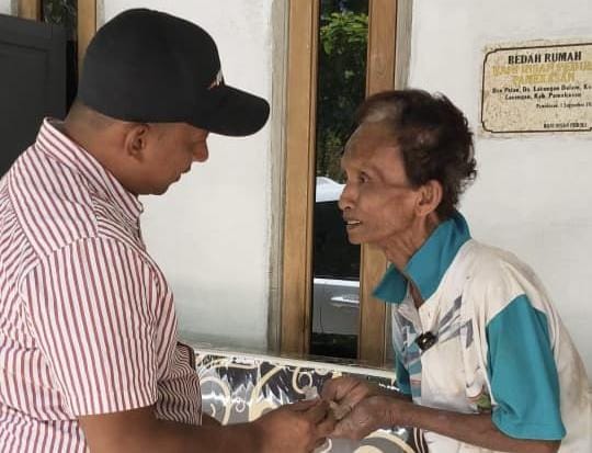 Bani Insan Peduli menyerahkan kunci rumah baru bagi Zainuddin, warga lansia yang selama dua tahun menempati gubuk reot