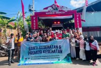 Tim medis Puskesmas Kangayan bersama dokter spesialis RSUD Abuya Kangean memberikan pelayanan pemeriksaan gratis kepada warga Desa Daadung dengan semangat Bismillah Melayani.
