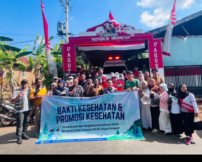 Tim medis Puskesmas Kangayan bersama dokter spesialis RSUD Abuya Kangean memberikan pelayanan pemeriksaan gratis kepada warga Desa Daadung dengan semangat Bismillah Melayani.
